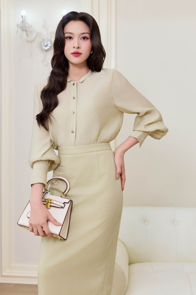 Áo sơ mi tay sleeves kiêu kỳ cho quý cô hiện đại- Ảnh 1. Áo sơ mi tay sleeves kiêu kỳ cho quý cô hiện đại- Ảnh 1.