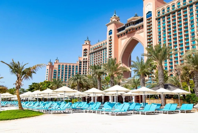 Du khách nhà giàu cũng choáng vì giá cả tăng cao - Ảnh 1.