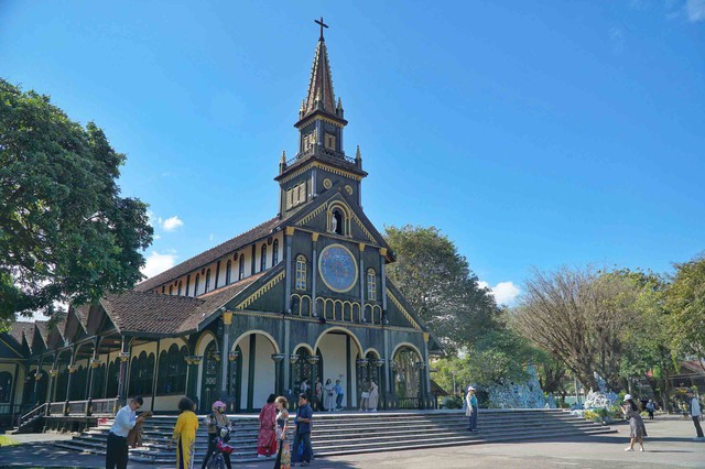 Những nh&agrave; thờ độc đ&aacute;o: Nh&agrave; thờ Gỗ trăm năm giữa l&ograve;ng phố n&uacute;i- Ảnh 2.