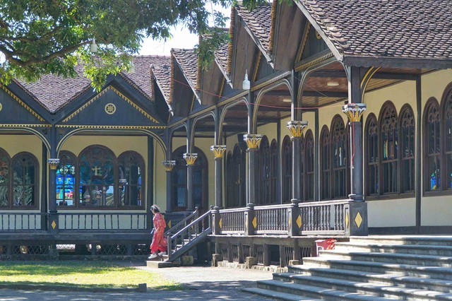 Những nh&agrave; thờ độc đ&aacute;o: Nh&agrave; thờ Gỗ trăm năm giữa l&ograve;ng phố n&uacute;i- Ảnh 3.