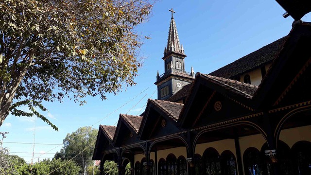 Những nh&agrave; thờ độc đ&aacute;o: Nh&agrave; thờ Gỗ trăm năm giữa l&ograve;ng phố n&uacute;i- Ảnh 4.