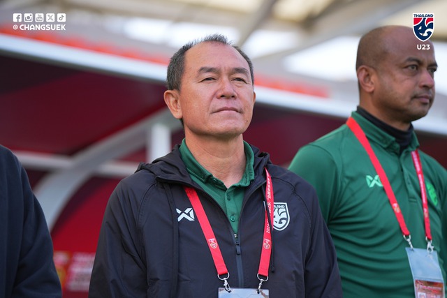 HLV U.23 Th&aacute;i Lan kh&ocirc;ng h&agrave;i l&ograve;ng d&ugrave; thắng U.23 Việt Nam: &lsquo;Lẽ ra ch&uacute;ng t&ocirc;i n&ecirc;n&hellip;&rsquo;- Ảnh 1.