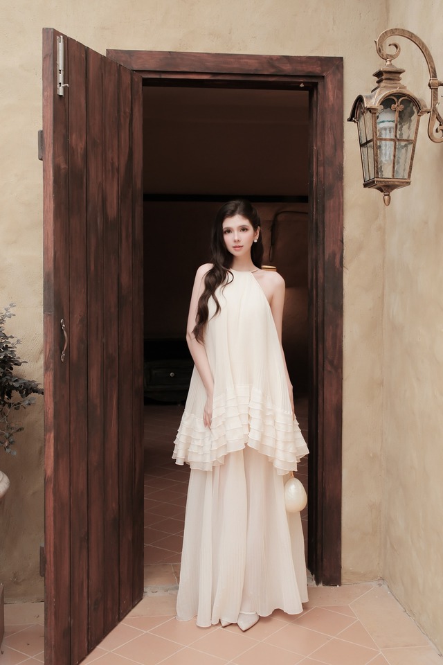 Nét quyến rũ tinh tế từ những thiết kế váy, áo hở vai- Ảnh 2.