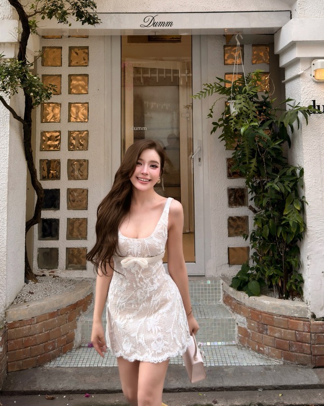 Nét quyến rũ tinh tế từ những thiết kế váy, áo hở vai- Ảnh 5.