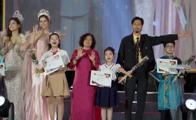 Rapper Đen Vâu tham dự Giải thưởng Búp Sen Vàng cùng thiếu nhi - Ảnh 1.