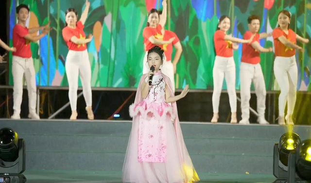 Rapper Đen Vâu tham dự Giải thưởng Búp Sen Vàng cùng thiếu nhi - Ảnh 3.