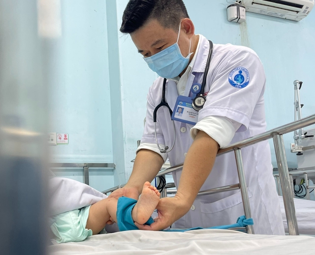 B&aacute;c sĩcảnh b&aacute;o dấu hiệu dễ bị bỏ s&oacute;t bệnh tay ch&acirc;n miệng ở trẻ - Ảnh 2.