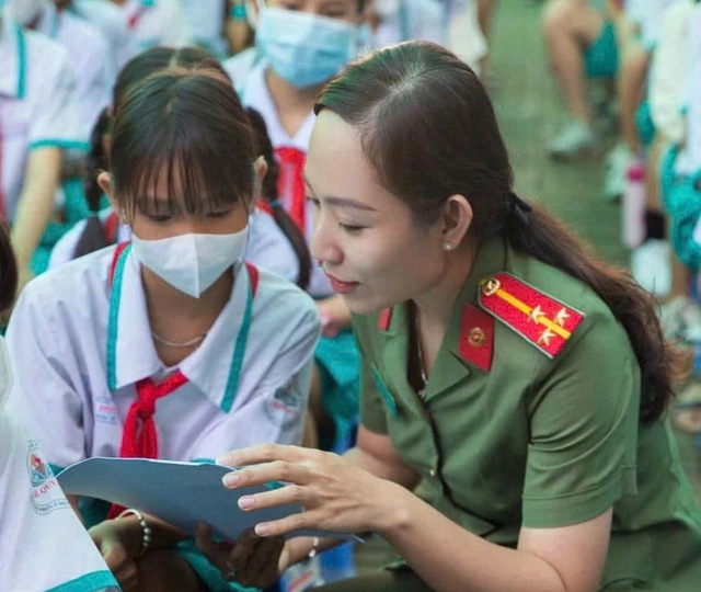 Nữ cảnh s&aacute;t C&agrave; Mau g&acirc;y "sốt" với loạt sản phẩm truyền th&ocirc;ng hơn 100 triệu view - Ảnh 1.