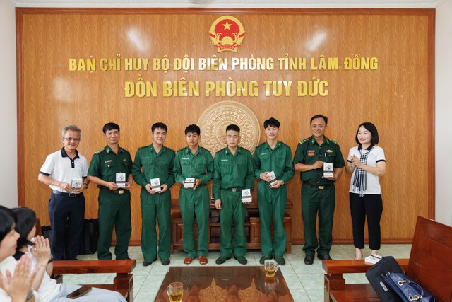 'Hành trình Từ Trái Tim' mang niềm vui đến chiến sĩ vùng biên giới - Ảnh 2.
