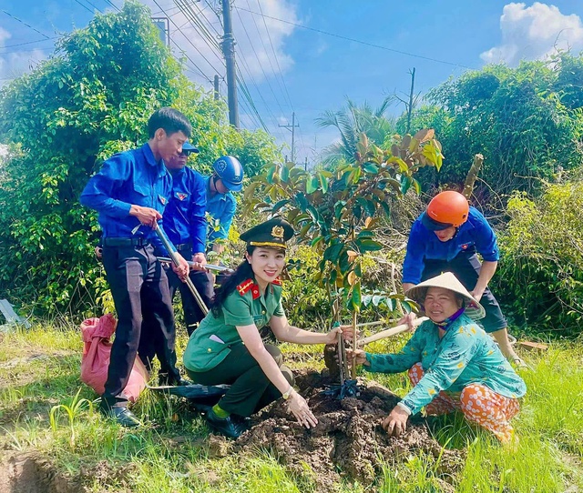 Nữ cảnh s&aacute;t C&agrave; Mau g&acirc;y "sốt" với loạt sản phẩm truyền th&ocirc;ng hơn 100 triệu view - Ảnh 2.