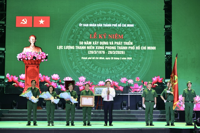 Thanh ni&ecirc;n xung phong TP.HCM đ&oacute;n nhận Hu&acirc;n chương Lao động hạng nhất- Ảnh 1.