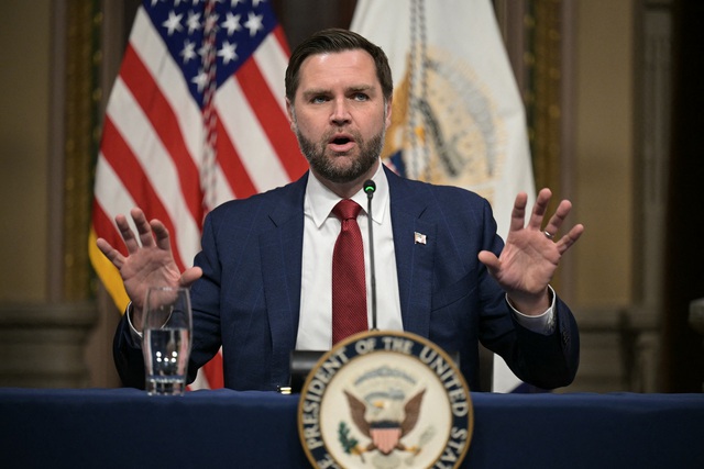 Phó tổng thống Mỹ nói bị UFO ám ảnh - Ảnh 1.