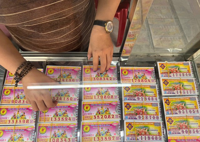 Kh&ocirc;ng thể 'đẩy' hết rủi ro cho người b&aacute;n v&eacute; số- Ảnh 1.