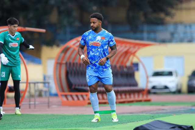 Xuân Son nói thẳng về cân nặng bản thân ‘mỡ khác cơ bắp’, quyết giúp đội tuyển Việt Nam hạ Malaysia - Ảnh 1. Xuân Son nói thẳng về cân nặng bản thân ‘mỡ khác cơ bắp’, quyết giúp đội tuyển Việt Nam hạ Malaysia - Ảnh 1.