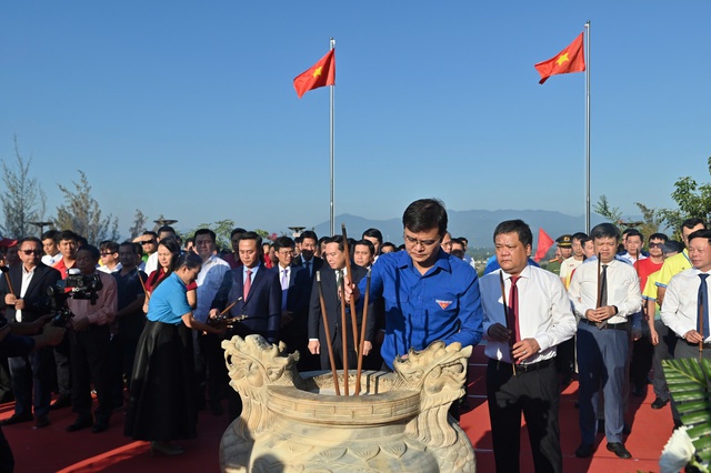 Lễ tưởng niệm Gạc Ma và lễ thượng cờ tại Khánh Hòa năm 2026 - Ảnh 4. Lễ tưởng niệm Gạc Ma và lễ thượng cờ tại Khánh Hòa năm 2026 - Ảnh 4.