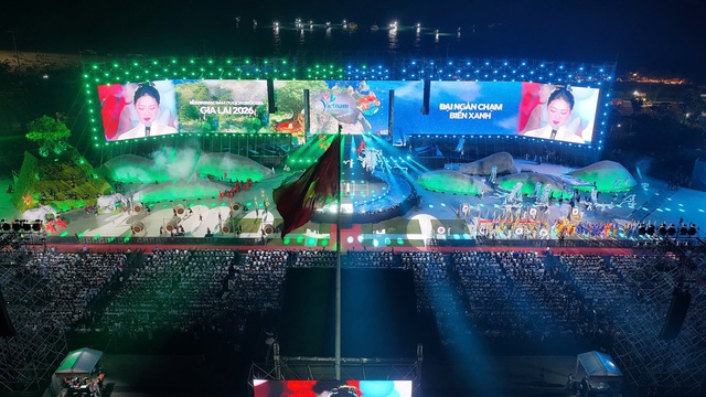 'Biển người' dự lễ khai mạc Năm Du lịch Quốc gia 2026 tại Quy Nhơn- Ảnh 1. 'Biển người' dự lễ khai mạc Năm Du lịch Quốc gia 2026 tại Quy Nhơn- Ảnh 1.