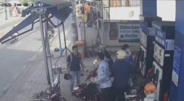 X&ocirc; x&aacute;t tại c&acirc;y xăng sau va quẹt, 2 người ở TP.HCM bị mời l&agrave;m việc- Ảnh 2.