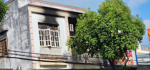 TP.HCM: Cháy nhà, cả xóm hỗ trợ dập lửa- Ảnh 2. TP.HCM: Cháy nhà, cả xóm hỗ trợ dập lửa- Ảnh 2.