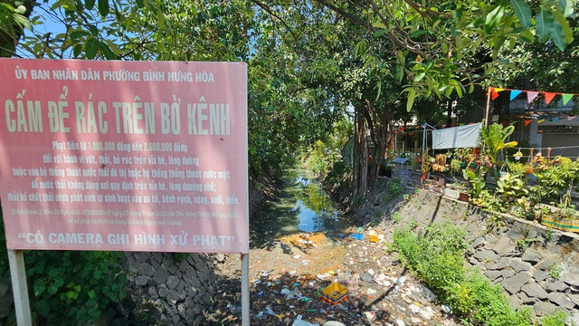 Ô nhiễm kênh 19 Tháng 5 ở TP.HCM: Rác thải bủa vây, nước đen bốc mùi thối- Ảnh 5. Ô nhiễm kênh 19 Tháng 5 ở TP.HCM: Rác thải bủa vây, nước đen bốc mùi thối- Ảnh 5.