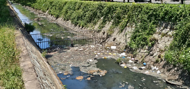 Ô nhiễm kênh 19 Tháng 5 ở TP.HCM: Rác thải bủa vây, nước đen bốc mùi thối- Ảnh 4. Ô nhiễm kênh 19 Tháng 5 ở TP.HCM: Rác thải bủa vây, nước đen bốc mùi thối- Ảnh 4.