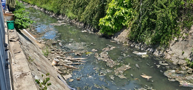 Ô nhiễm kênh 19 Tháng 5 ở TP.HCM: Rác thải bủa vây, nước đen bốc mùi thối- Ảnh 2. Ô nhiễm kênh 19 Tháng 5 ở TP.HCM: Rác thải bủa vây, nước đen bốc mùi thối- Ảnh 2.