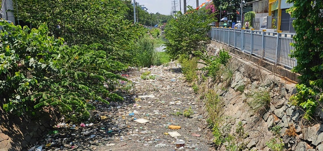 Ô nhiễm kênh 19 Tháng 5 ở TP.HCM: Rác thải bủa vây, nước đen bốc mùi thối- Ảnh 1. Ô nhiễm kênh 19 Tháng 5 ở TP.HCM: Rác thải bủa vây, nước đen bốc mùi thối- Ảnh 1.