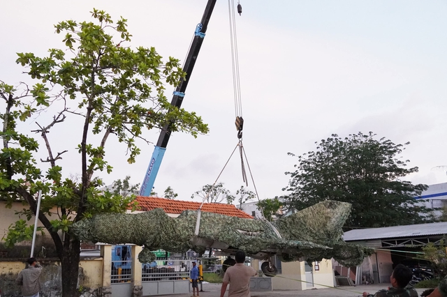 V&igrave; sao phải di dời m&aacute;y bay MiG-21 bị 'bỏ qu&ecirc;n' ở C&agrave; Mau v&agrave;o ban đ&ecirc;m?- Ảnh 3.