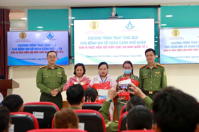 Bệnh nhi ung thư nhận qu&agrave; từ C&ocirc;ng an T&acirc;n Sơn Nhất: T&igrave;nh người trong gian kh&oacute; - Ảnh 4.