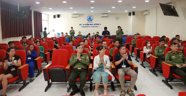 Bệnh nhi ung thư nhận qu&agrave; từ C&ocirc;ng an T&acirc;n Sơn Nhất: T&igrave;nh người trong gian kh&oacute; - Ảnh 2.