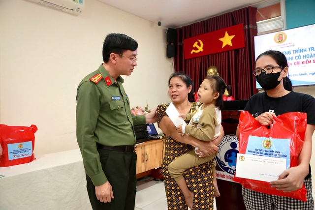 Bệnh nhi ung thư nhận qu&agrave; từ C&ocirc;ng an T&acirc;n Sơn Nhất: T&igrave;nh người trong gian kh&oacute; - Ảnh 3.