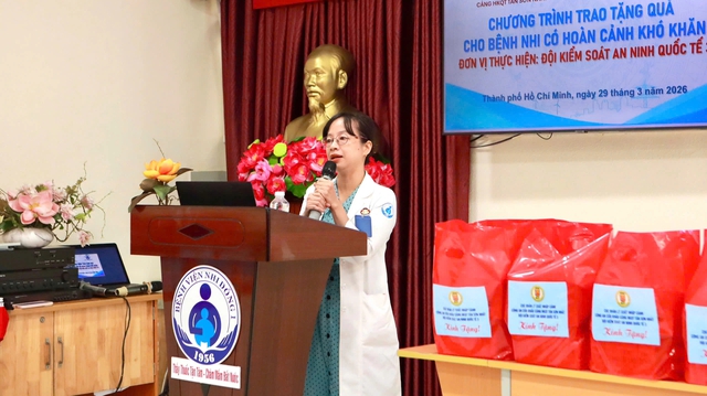 Bệnh nhi ung thư nhận qu&agrave; từ C&ocirc;ng an T&acirc;n Sơn Nhất: T&igrave;nh người trong gian kh&oacute; - Ảnh 8.