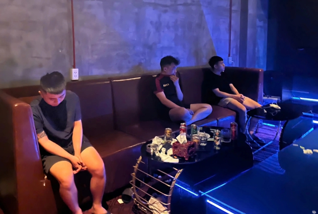 Đột kích quán karaoke ở Đà Nẵng, bắt quả tang nhóm khách mở 'tiệc' ma túy- Ảnh 2.