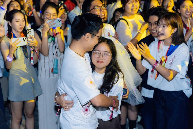 Bốn cặp đôi cầu hôn trong concert có gần 10.000 khán giả của Hoàng Dũng- Ảnh 4. Bốn cặp đôi cầu hôn trong concert có gần 10.000 khán giả của Hoàng Dũng- Ảnh 4.