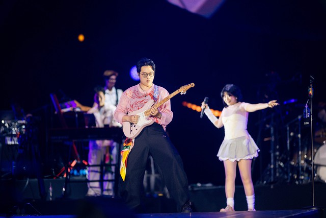 Bốn cặp đôi cầu hôn trong concert có gần 10.000 khán giả của Hoàng Dũng- Ảnh 6. Bốn cặp đôi cầu hôn trong concert có gần 10.000 khán giả của Hoàng Dũng- Ảnh 6.