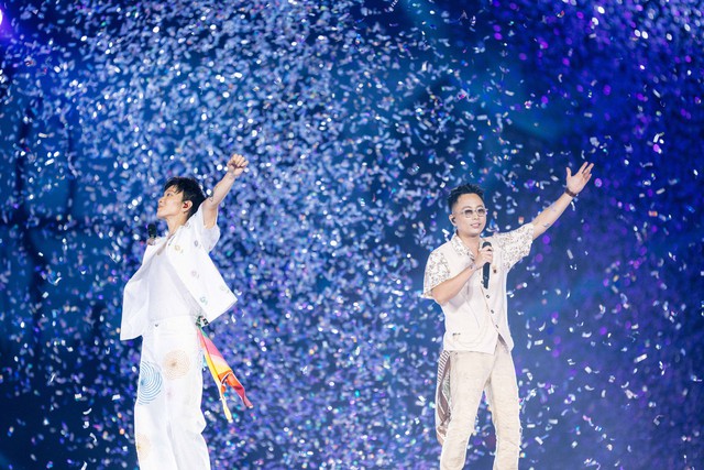 Bốn cặp đôi cầu hôn trong concert có gần 10.000 khán giả của Hoàng Dũng- Ảnh 8. Bốn cặp đôi cầu hôn trong concert có gần 10.000 khán giả của Hoàng Dũng- Ảnh 8.