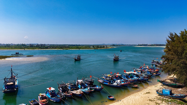 Cửa Lở bồi lấp, ngư dân 'mắc cạn' giữa mùa biển - Ảnh 3.