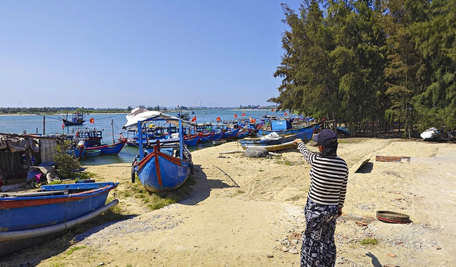 Cửa Lở bồi lấp, ngư dân 'mắc cạn' giữa mùa biển - Ảnh 2.