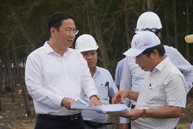 Cửa Lở bồi lấp, ngư dân 'mắc cạn' giữa mùa biển - Ảnh 1.