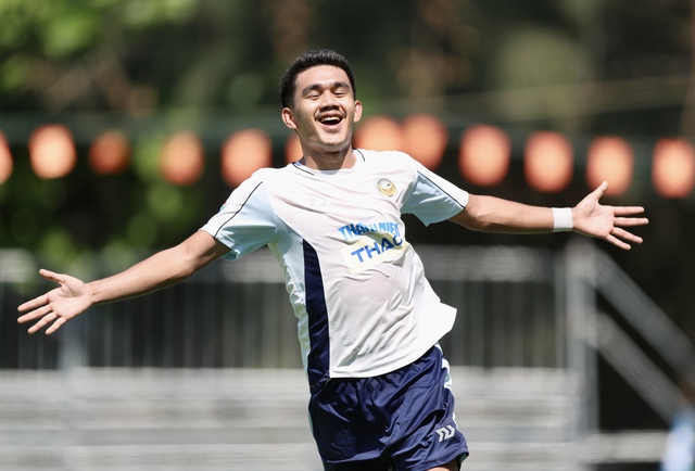 Người h&ugrave;ng Trường ĐH Svay Rieng x&uacute;c động với phần thưởng đặc biệt- Ảnh 1.