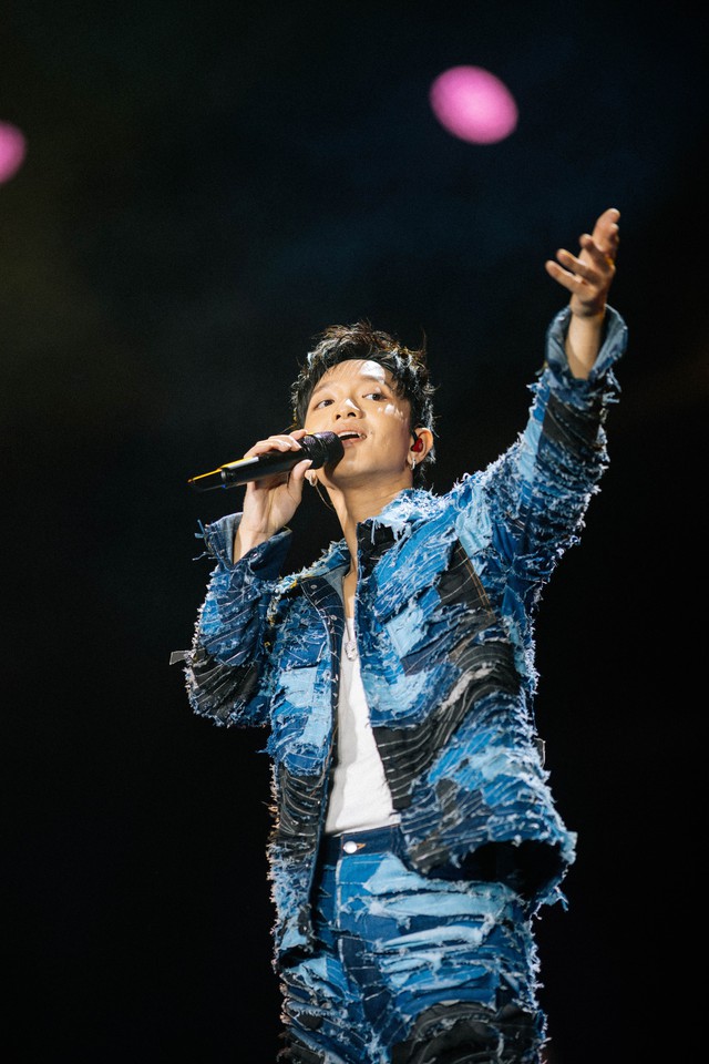 Bốn cặp đôi cầu hôn trong concert có gần 10.000 khán giả của Hoàng Dũng- Ảnh 12. Bốn cặp đôi cầu hôn trong concert có gần 10.000 khán giả của Hoàng Dũng- Ảnh 12.