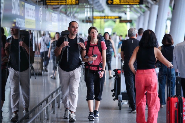 Hàng không và du lịch làm gì để vượt bão giá xăng dầu?- Ảnh 1. Hàng không và du lịch làm gì để vượt bão giá xăng dầu?- Ảnh 1.