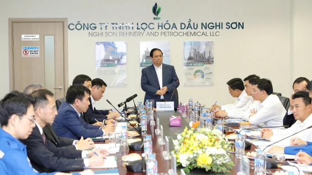 Thủ tướng khảo s&aacute;t vị tr&iacute; x&acirc;y dựng kho dự trữ xăng dầu tại Nghi Sơn- Ảnh 2.