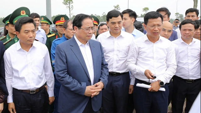 Thủ tướng khảo s&aacute;t vị tr&iacute; x&acirc;y dựng kho dự trữ xăng dầu tại Nghi Sơn- Ảnh 1.