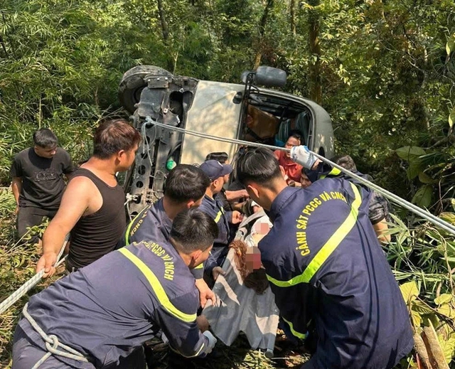 Xe &ocirc; t&ocirc; 29 chỗ lao xuống vực ở Tam Đảo, 7 người bị thương- Ảnh 1.