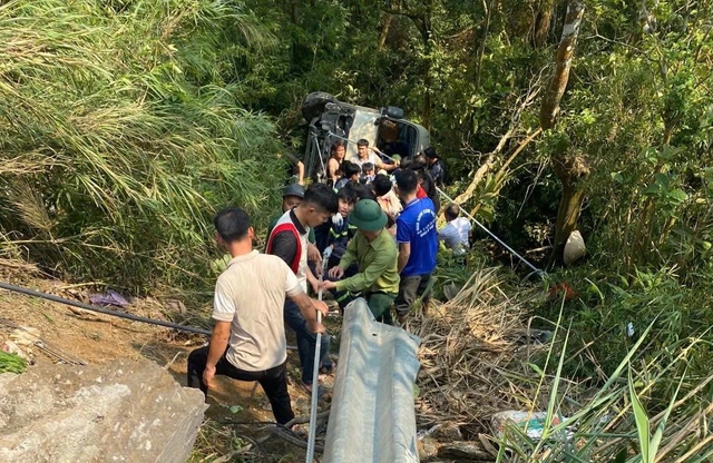  Nhiều nạn nhân chuyển về Bệnh viện Việt Đức- Ảnh 1.