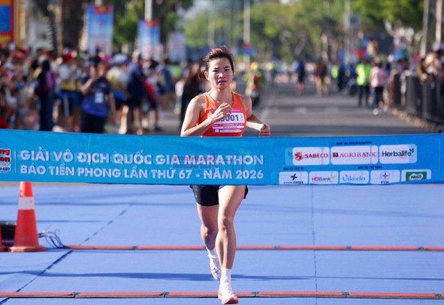 Ho&agrave;ng Nguy&ecirc;n Thanh lần thứ 7 v&ocirc; địch Tiền Phong Marathon, Ngọc Hoa trườn về đ&iacute;ch tạo cảm x&uacute;c đặc biệt- Ảnh 4.