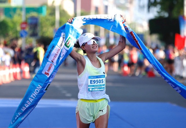 Ho&agrave;ng Nguy&ecirc;n Thanh lần thứ 7 v&ocirc; địch Tiền Phong Marathon, Ngọc Hoa trườn về đ&iacute;ch tạo cảm x&uacute;c đặc biệt- Ảnh 3.
