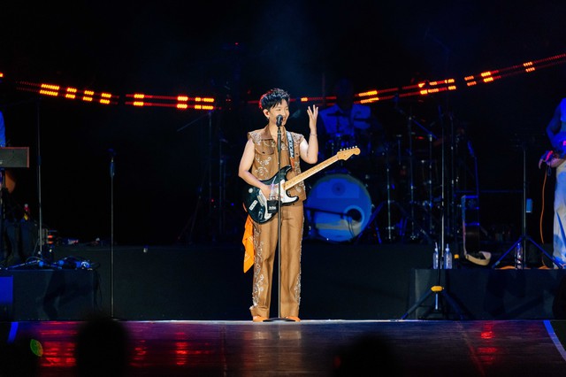 Bốn cặp đôi cầu hôn trong concert có gần 10.000 khán giả của Hoàng Dũng- Ảnh 3. Bốn cặp đôi cầu hôn trong concert có gần 10.000 khán giả của Hoàng Dũng- Ảnh 3.