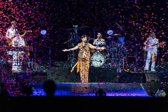 Bốn cặp đôi cầu hôn trong concert có gần 10.000 khán giả của Hoàng Dũng- Ảnh 9. Bốn cặp đôi cầu hôn trong concert có gần 10.000 khán giả của Hoàng Dũng- Ảnh 9.