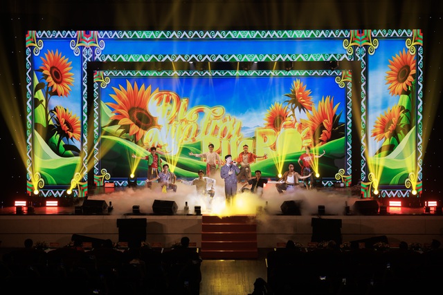 Á hậu đạt IELTS 8.0 cùng dàn sao Việt lan tỏa cuộc thi 'Tổ quốc bình yên' - Ảnh 2.